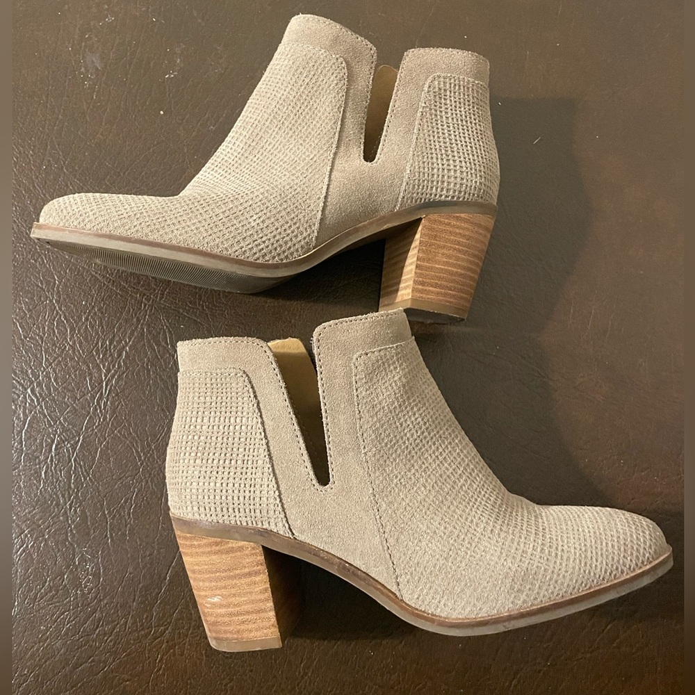 Lucky Brand Tan w/texture Ankle Booties